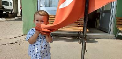 2 yaşındaki Kerem Ali’nin bayrak sevgisi duygulandırıyor