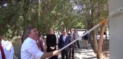 Aksaray Valisi Hamza Aydoğdu, k&ouml;y okulunun duvarını boyadı