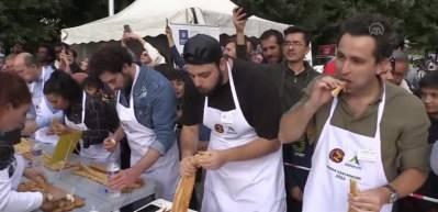 Bursa Gastronomi Festivali'nde "En uzun b&ouml;rek yeme yarışması" d&uuml;zenlendi