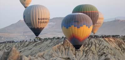 Kapadokya'da turistler yeni g&uuml;n&uuml; g&ouml;ky&uuml;z&uuml;nde karşıladı