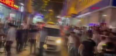 Kaza sonrası &ccedil;ıkan kavgayı ayırmak isteyen 3 polis yaralandı; 6 g&ouml;zaltı