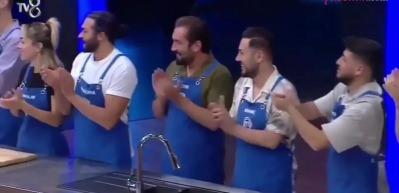 MasterChef T&uuml;rkiye'de kahkaha dolu anlar! Mehmet Şef'in yırtık kot ceket tarzı olay oldu 