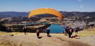 Tunceli'deki Kavun Tepesi yamaç paraşütü tutkunlarını cezbediyor