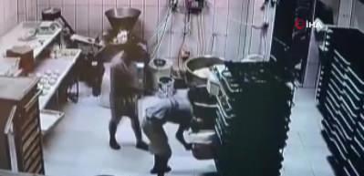&Uuml;vey baba dehşeti kamerada... Vicdansız baba, &uuml;vey oğlunu tekme tokat b&ouml;yle d&ouml;vd&uuml;