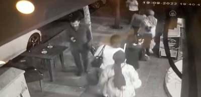 Zeytinburnu'nda &ccedil;atıdan d&uuml;şen par&ccedil;alar y&uuml;rekleri ağza getirdi