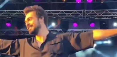 Emanet'in Yaman'ı Halil İbrahim Ceyhan ilk kez sahne aldı! Sesiyle hayranlarını mest etti