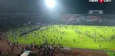 Endonezya'da futbol maçında izdiham: 174 kişi hayatını kaybetti!