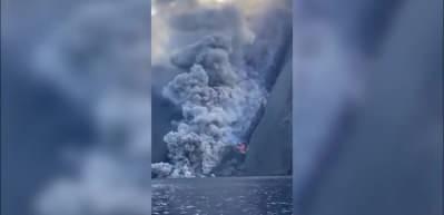 İtalya&rsquo;da Stromboli yanardağının patlama anı kamerada