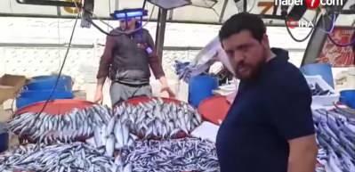 Afyonkarahisar'da balık tezgahlarını süsleyen hamsiye vatandaştan yoğun ilgi 