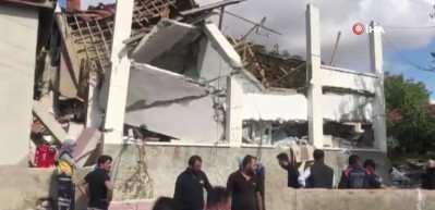 Bomba gibi patladı! Yozgat'ta 2 katlı ev &ccedil;&ouml;kt&uuml;...