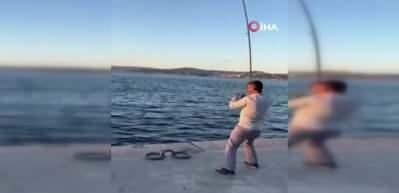 İstanbul Boğazı'nda vatandaşın oltasına k&ouml;pek balığı takıldı