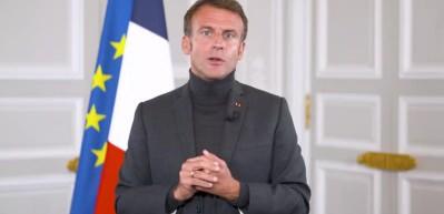 Kalın giyinme trendine Macron da katıldı