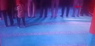 Babasının cebinden aldığı parayı caminin yardım kutusuna attı! İlgin&ccedil; olay kamerada...