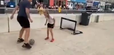 Bu kız &ccedil;ocuğunun futbol taktiği şoke etti!