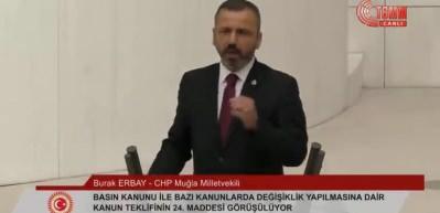 Youtuber değil CHP'li vekil... Burak Erbay TBMM'de &ccedil;eki&ccedil;le telefon kırdı