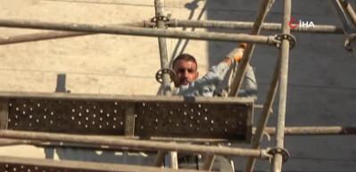 Diyarbakır'da korku dolu anlar! 13 katlı binadaki inşaat iskelesi &ccedil;&ouml;kt&uuml;, iş&ccedil;iler iple hayata tutundu