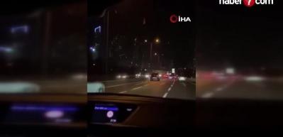 Esenyurt'ta makas atarak yarışan gen&ccedil;lerin kaza anı kamerada