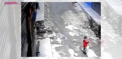 G&ouml;renler inanamadı! Maymun sokakta oynayan &ccedil;ocuğu ka&ccedil;ırdı