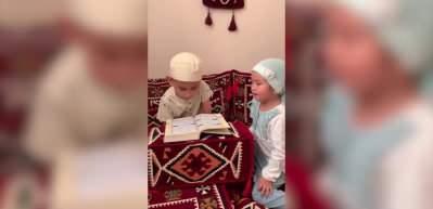 Kazakistanlı k&uuml;&ccedil;&uuml;k &ccedil;ocuğun kız kardeşine Kur'an ezberlettiği anlar sosyal medyanın en &ccedil;ok izlenenleri arasına girdi...