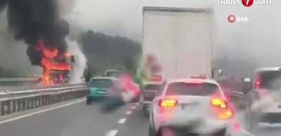 Tavuk y&uuml;kl&uuml; tır alev alev yandı