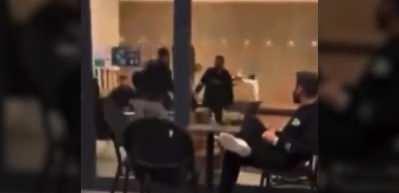 Ünlü kahve zinciri şubesinde kavga! Müşteriler birbirine girdi, sandalyeler havalarda uçuştu