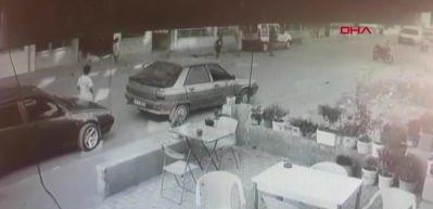 Artık yeter bu ka&ccedil;ıncı oldu! Sokak k&ouml;pekleri iki kardeşe dehşeti yaşattı...işte o anlar...