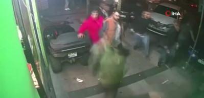 &Ccedil;iğk&ouml;ftecide tekme tokat kavga ettiler! Baba ve oğlu dehşeti yaşadı