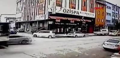 Direksiyon başında sara n&ouml;beti ge&ccedil;irdi! 6 araca &ccedil;arparak ilerledi
