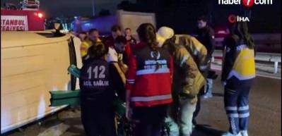 İstanbul'da otomobile çarpıp devrilen hafif ticari aracın sürücüsü yaralandı