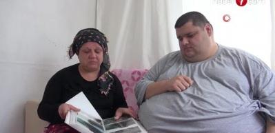 Kocaeli'de 25 yaşında 300 kiloya ulaşan gen&ccedil;, 3 yıldır evden &ccedil;ıkamıyor!