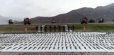 PKK'ya b&uuml;y&uuml;k darbe! 1043 adet silah ele ge&ccedil;irildi!