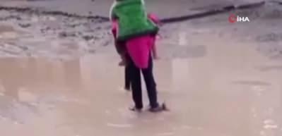 Yol göle döndü, vefakar abla kardeşini sırtlayıp eve kadar taşıdı