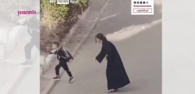 Ayakkabılarını bağlayan annesine jest yapan &ccedil;ocuk herkesi g&uuml;l&uuml;msetti!