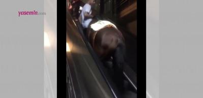 G&ouml;renler g&ouml;zlerine inanamadı! İzmir'de metro istasyonunda g&ouml;r&uuml;len at...