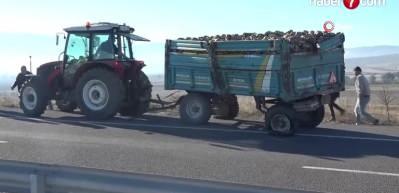 Kütahya'da servisi ile pancar yüklü traktör çarpıştı: 13 yaralı