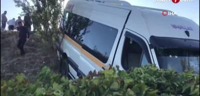 Manisa'da &ouml;ğrenci servisi &uuml;z&uuml;m bağına u&ccedil;tu: 5'i &ouml;ğrenci 6 kişi yaralandı!