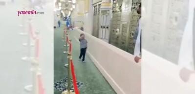 'Mescid-i Nebev&icirc;'de Peygamber Efendimiz&rsquo;i (sas) selamlayan &ccedil;ocuk' y&uuml;zleri g&uuml;l&uuml;msetti