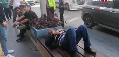 Bankta baygın halde bulunan adam, uyandırılınca sağlık ekiplerine tehditler savurdu!