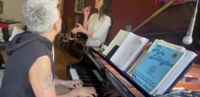 G&ouml;k&ccedil;e Bahadır s&ouml;yledi eşi Emir Ersoy &ccedil;aldı! Kalemi mikrofon yaparsa...