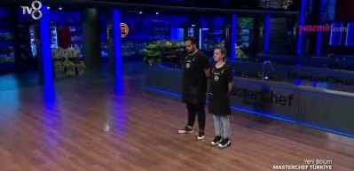 MasterChef'te h&uuml;z&uuml;nl&uuml; veda! S&uuml;rpriz isim elendi...
