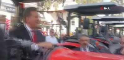 Sarıg&uuml;l'&uuml;n algı operasyonunu &uuml;retici bozdu! 'Trakt&ouml;r yetiştiremiyoruz' dedi Sarıg&uuml;l &ccedil;ok şaşırdı...
