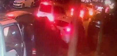 Seyir halindeki otomobilin önünü kesip kurşun yağdırdılar! Dehşete düşüren görüntüler kamerada