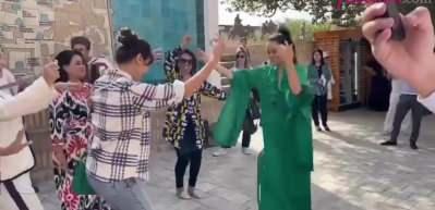 Azra Akın'dan eğlendiren &Ouml;zbek dansı!