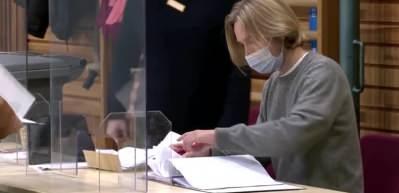 Belediye başkanının eşine uyguladığı torpilli iş g&ouml;revden alınmasına neden oldu! G&ouml;r&uuml;nt&uuml;ler Almanya'dan...
