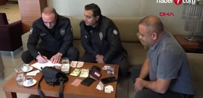 Bursa'da bir vatandaş, bulduğu &ccedil;antadaki paraların tek kuruşuna bile dokunmadan sahibine ulaştırdı!