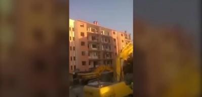Bursa'da fırlattığı taşla 5 katlı binayı yıktı