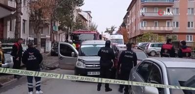 Feci &ouml;l&uuml;m! İki otomobilin arasında sıkıştı...