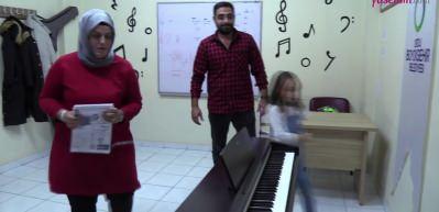 Sol kolu olmayan minik kız engelleri annesiyle aşıyor!
