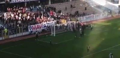 Galibiyeti kutlarken korkutan kaza! 3 metre y&uuml;kseklikten yere &ccedil;akıldılar