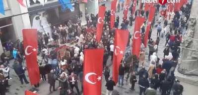 İstiklal Caddesi, bombalı saldırının ardından T&uuml;rk bayraklarıyla donatıldı!